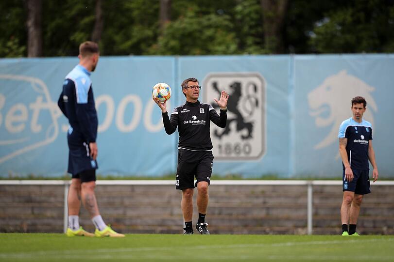 Träumt mit dem TSV 1860 vom Aufstieg: Trainer Michael Köllner (m.)