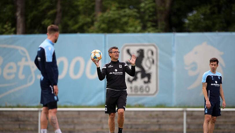 Träumt mit dem TSV 1860 vom Aufstieg: Trainer Michael Köllner (m.) Träumt mit dem TSV 1860 vom Aufstieg: Trainer Michael Köllner (m.)