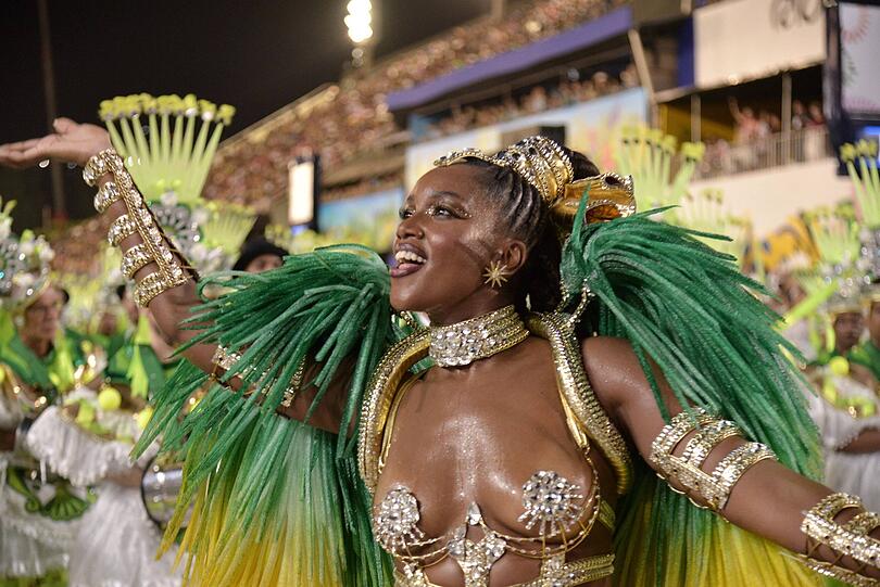 Zehntausende von der Tribüne aus sowie Millionen vor den Fernsehschirmen in Brasilien und auf der ganzen Welt verfolgten die Umzüge im Sambodrom.