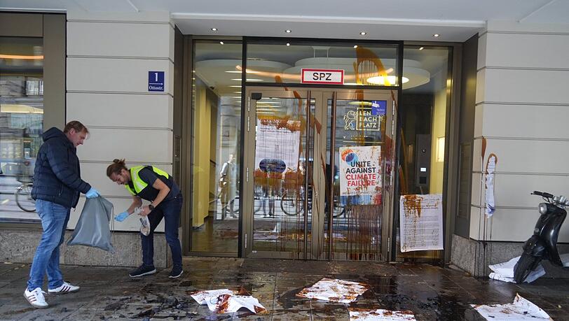 28 Mitglieder von "Scientist Rebellion" und "Debt for Climate" blockierten am Dienstag das BlackRock-Gebäude am Lenbachplatz.