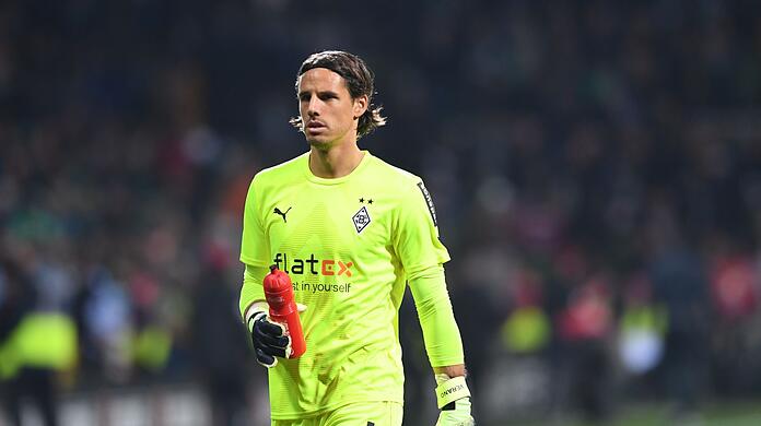 Gladbachs Torwart Yann Sommer geht in die Halbzeit.