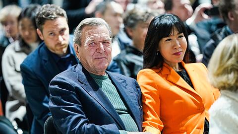 Schröder-Kim und ihr Ehemann waren zuletzt in die Kritik geraten, weil sie an einem Empfang in der russischen Botschaft zum Jahrestag des Sieges über Nazi-Deutschland teilgenommen hatten.
