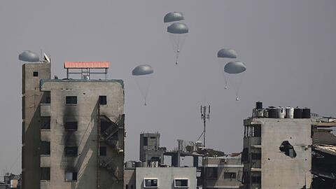 Seit Sonntag werfen Jordanien und die Vereinigten Arabischen Emirate in Koordination mit der israelischen Armee Hilfsgüter aus der Luft über dem Gazastreifen ab.