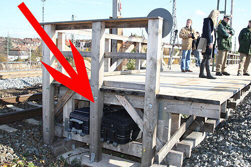 Zug verpasst? Kein Geld fürs Schließfach? Ein Unbekannter hatte zwei Koffer (s. Pfeil) unter dem Bahnsteig deponiert.