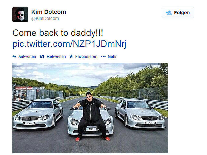 Kim Dotcom posiert mit seinen neuen alten Luxusautos