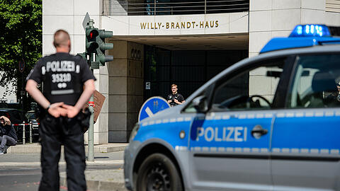 Polizei vor dem Willy-Brandt-Haus in Berlin. In der Poststelle war ein verdächtiges Paket gefunden worden.