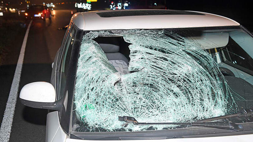 Der Skoda erfasste den Mann auf der B471 - womöglich hatte er das Auto nicht kommen gehört.
