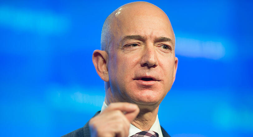 Amazon-Gründer Jeff Bezos ist nun der reichste Mensch der Welt. Bezos übernahm mit einem geschätzten Gesamtvermögen von 112 Milliarden US-Dollar die Spitzenposition in der alljährlichen Bestenliste der reichsten Menschen der Welt. Im Gegensatz zum Vorjahr konnte Bezos sein Vermögen um ganze 39,2 Milliarden Dollar steigern.