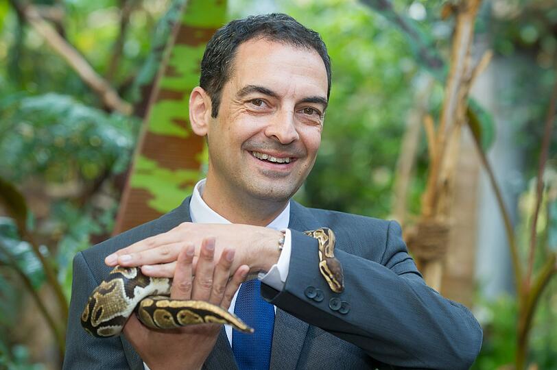 Rasem Baban, der neue Direktor von Hellabrunn, hat sich einiges vorgenommen. Das Bild zeigt ihn mit Königspython Suzie, ein Lieblingstier hat der 48-Jährige nach eigenen Angaben aber nicht.