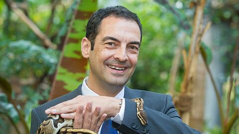 Rasem Baban, der neue Direktor von Hellabrunn, hat sich einiges vorgenommen. Das Bild zeigt ihn mit Königspython Suzie, ein Lieblingstier hat der 48-Jährige nach eigenen Angaben aber nicht.