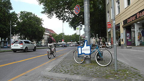 &bdquo;Daumen hoch&ldquo; für Radfahrer. Mehr Tipps zur umweltfreundlichen Mobilität gibt&rsquo;s beim Workshop in Bogenhausen. Foto: Green City