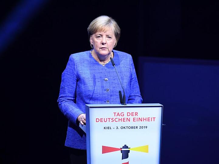 Bundeskanzlerin Merkel hat in ihrer Rede die Leistungen der Ostdeutschen bei der Überwindung der SED-Diktatur in der DDR und bei der Wiedervereinigung Deutschlands gewürdigt.