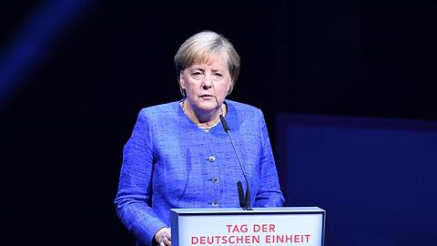 Bundeskanzlerin Merkel hat in ihrer Rede die Leistungen der Ostdeutschen bei der Überwindung der SED-Diktatur in der DDR und bei der Wiedervereinigung Deutschlands gewürdigt.
