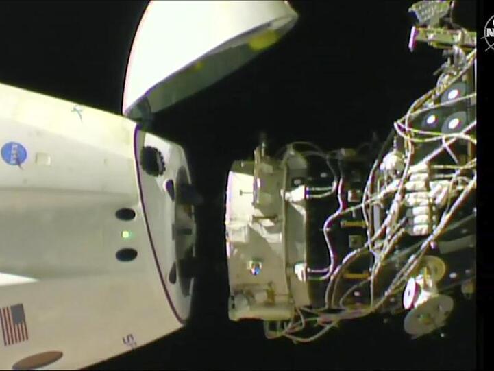 Das Standbild aus einem Video von NASA-TV zeigt die Raumkapsel "Crew Dragon" (l) beim Abdocken von der Internationalen Raumstation ISS.