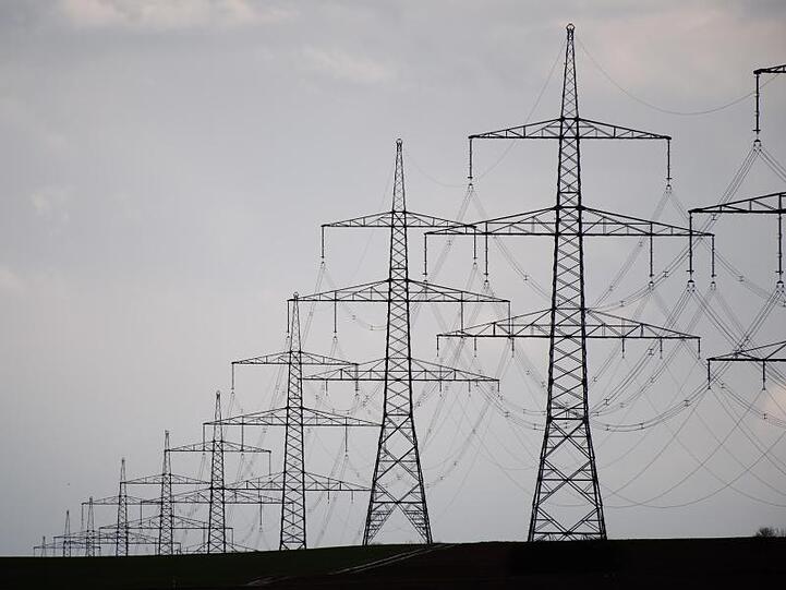 Neue Stromtrassen werden gebraucht, um den Windstrom aus dem Norden nach Süddeutschland zu transportieren, wo er dringend benötigt wird.