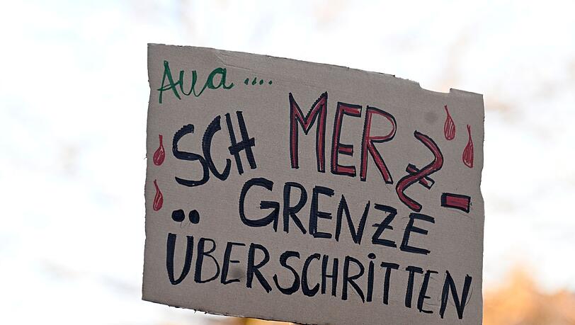 In verschiedenen Städten demonstrieren Menschen gegen eine Zusammenarbeit der Union mit der AfD. In verschiedenen Städten demonstrieren Menschen gegen eine Zusammenarbeit der Union mit der AfD.