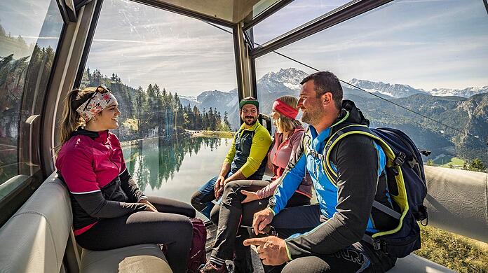 Mit der Seilbahn erreichen Sie täglich von 9:00 bis 17:00 Uhr den Gipfel,  für Wanderer gibt es eine frühe Bergfahrt um 8:30 Uhr.