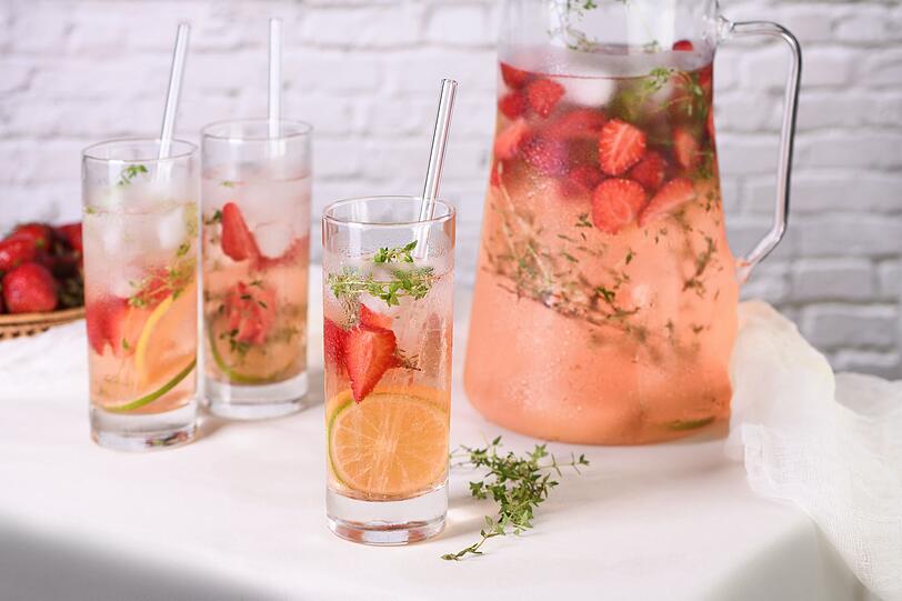Statt &uuml;berreife und besonders s&uuml;&szlig;e Fr&uuml;chte einzufrieren, k&ouml;nnen diese auch sofort weiterverarbeitet werden - und zwar f&uuml;r Infused Water. Es eignen sich alle Fr&uuml;chte wie Himbeeren, &Auml;pfel, Ananas, Wassermelone oder Zitrusfr&uuml;chte. Vor allem saftige Fr&uuml;chte intensivieren das gesunde Fr&uuml;chtewasser, dass sich mit Kr&auml;utern, Ingwer, Zimtstangen, Lavendel oder Rosenbl&uuml;ten abwandeln l&auml;sst.