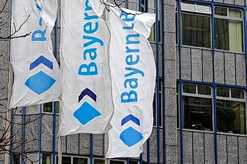 Ein Skandal nach dem anderen: Müssen die Fahnen vor der BayernLB bald auf Halbmast hängen?
