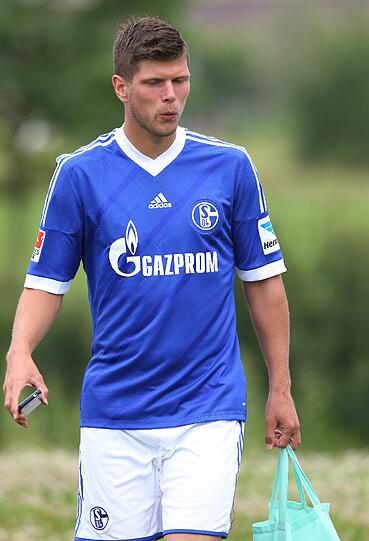 Das Heimtrikot der Schalker bleibt schlicht königsblau mit leichten diagonalen Streifen. Weißer Kragen, blaue Stutzen, alles wie gehabt.