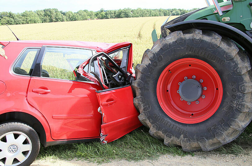 Beim Überholmanöver übersah der Fahrer den Traktor. Es kam zum Zusammenstoß. Die Bilder von der Unfallstelle.