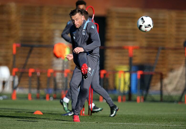 Der alte Mann und der Ball: Ivica Olic (37) zieht ab.