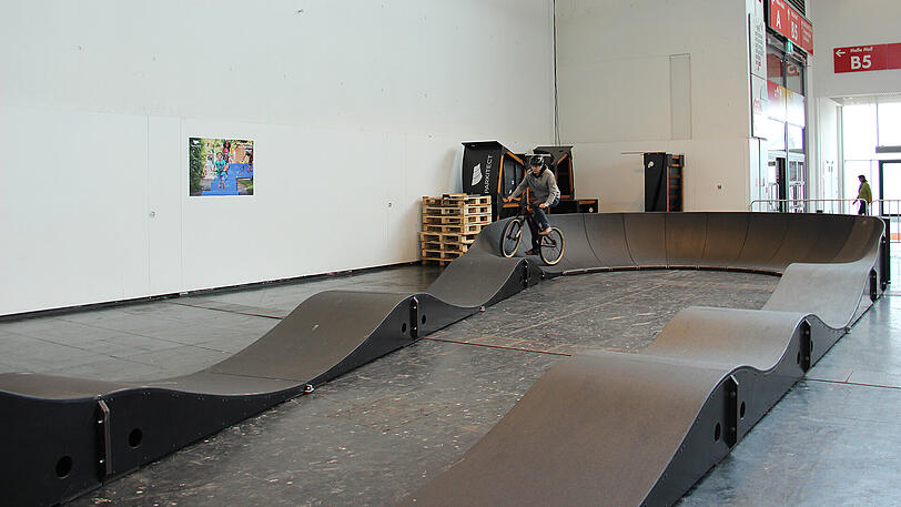 Auf dem Pumptrack kann man selbst entlangsausen &ndash; mit einem Cityroller oder einem Rad.