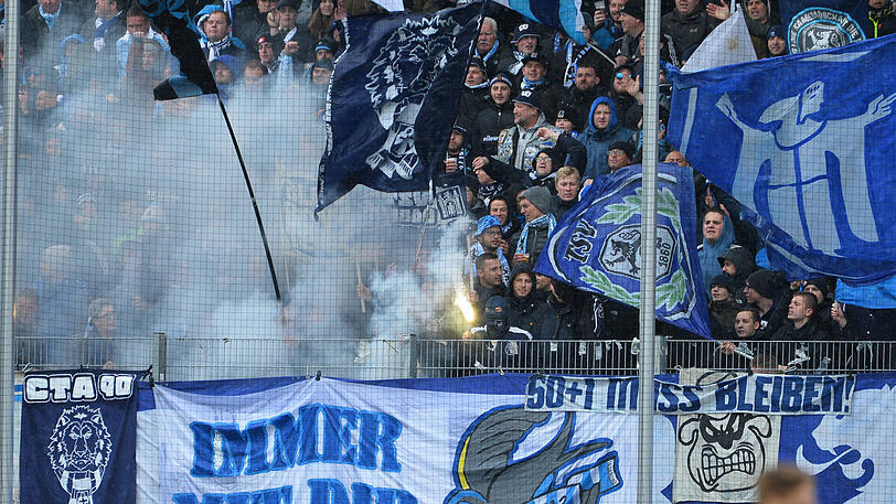 Fast durchgängig wurde an einer Stelle im Löwen-Block in der zweiten Halbzeit Pyrofackel um Pyrofackel gezündet. Das wird teuer für den TSV 1860, keine Frage.