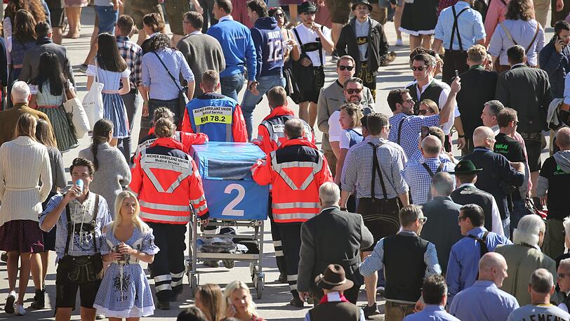"Nach einer sanften Fahrt (dank Vollgummireifen) mit einer unserer Fahrtragen war es um den [...] Österreicher geschehen", heißt es in der Mitteilung der Aicher Ambulanz Union.
