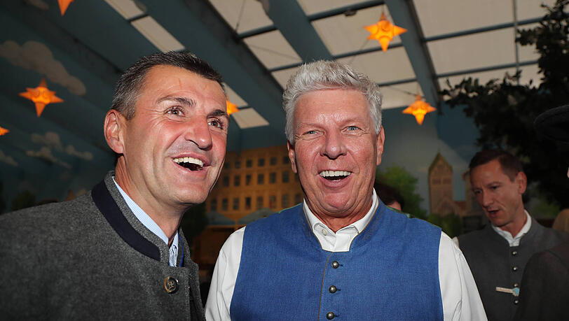 Münchens OB Dieter Reiter (r.) und Löwen-Trainer Michael Köllner im Hacker-Zelt. Münchens OB Dieter Reiter (r.) und Löwen-Trainer Michael Köllner im Hacker-Zelt.