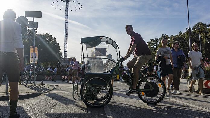 Rikscha-Fahrer Alexander Gutsfeld unternimmt eine Reise auf die dunkle Seite der Wiesn. Im Podcast Lederhosen Kartell nimmt er Schickeria, Prostitution, Drogenszene und die Bier-Barone genau unter die Lupe.
