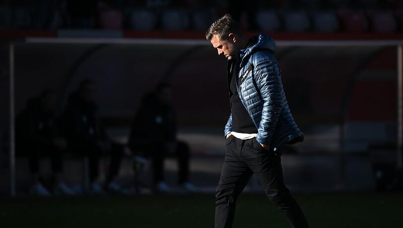 Bayerns Trainer Alexander Straus geht vor dem Spiel über den Platz.