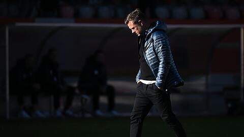 Bayerns Trainer Alexander Straus geht vor dem Spiel über den Platz.