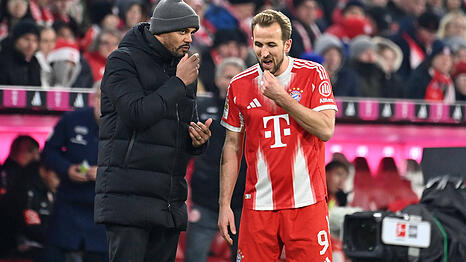 In der zweiten Halbzeit drehen sie auf: Der FC Bayern um Harry Kane (r.) und Trainer Vincent Kompany.