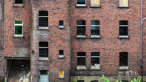 Gegen Schrottimmobilien sollen die Kommunen ein "scharfes Schwert" in die Hand bekommen. (Symbolbild)