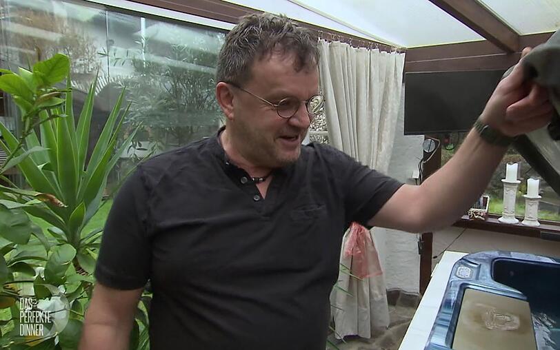 "Sonst ist hier textilfreie Zone": Stolz pr&auml;sentiert Jockel (60) seinen Whirlpool-Bereich.