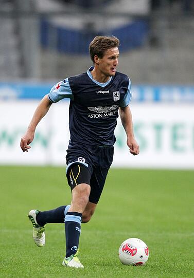 KAI BÜLOW: NOTE 4: Zu Beginn mit unheimlichen Problemen gegen den flinken Pauli-Stürmer Daniel Ginczek, fing sich mit der Zeit dann aber. In den Kopfballduellen souverän, am Boden mit ungewohnten Schwächen.