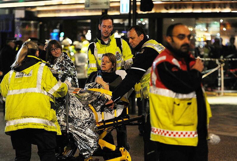 Sehen Sie hier mehr Bilder vom Rettungseinsatz im Londoner Apollo-Theatre in Londern von der Nacht zum Freitag.