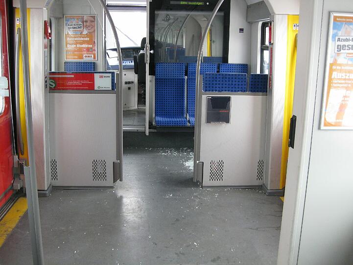 Die S-Bahn wurde beim Aufprall nicht nur äußerlich beschädigt.