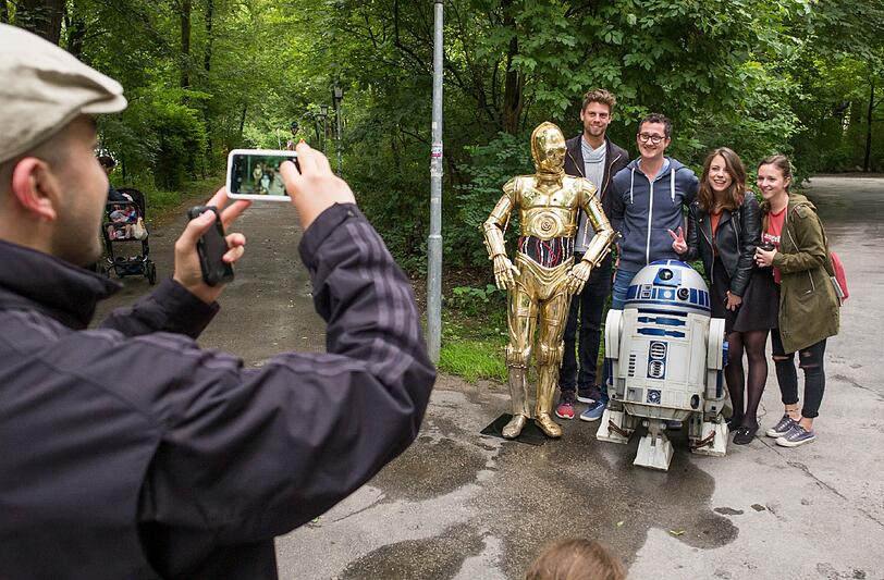 R2-D2 und C-3PO stehen im Englischen Garten. Die beiden Figuren wurden im Rahmen einer Promotion-Tour des Wachfiguren-Kabinetts von Madame Tussauds in der Öffentlichkeit aufgestellt.