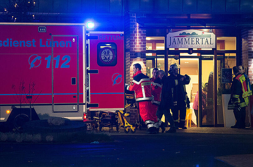 Bei einer Silvesterveranstaltung sind mindestens 15 Menschen durch ein umgestürztes Feuerwerk zum Teil schwer verletzt worden.