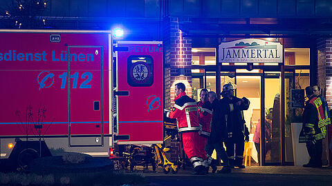 Bei einer Silvesterveranstaltung sind mindestens 15 Menschen durch ein umgestürztes Feuerwerk zum Teil schwer verletzt worden.