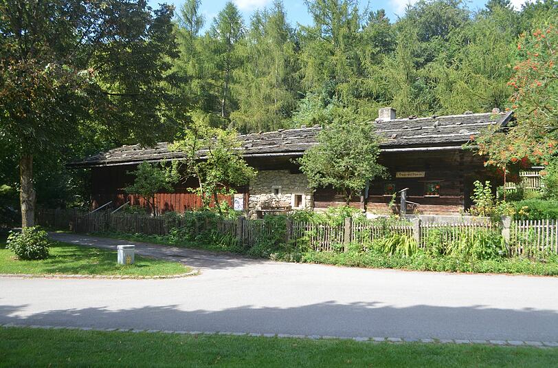 Kunst des Holzbaus aus früheren Zeiten: Das Bayerwaldhaus wurde für die Internationale Gartenschau in den Westpark verpflanzt.