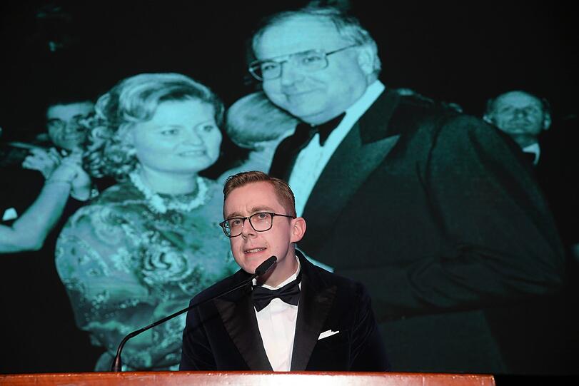 Der 27-jährige Politiker Philipp Amthor (CDU) hielt eine Laudatio auf sein Vorbild Helmut Kohl (&dagger;2017). Der frühere deutsche Bundeskanzler gilt als "Kanzler der Einheit" und wurde posthum für seine Verdienste um Europa geehrt.