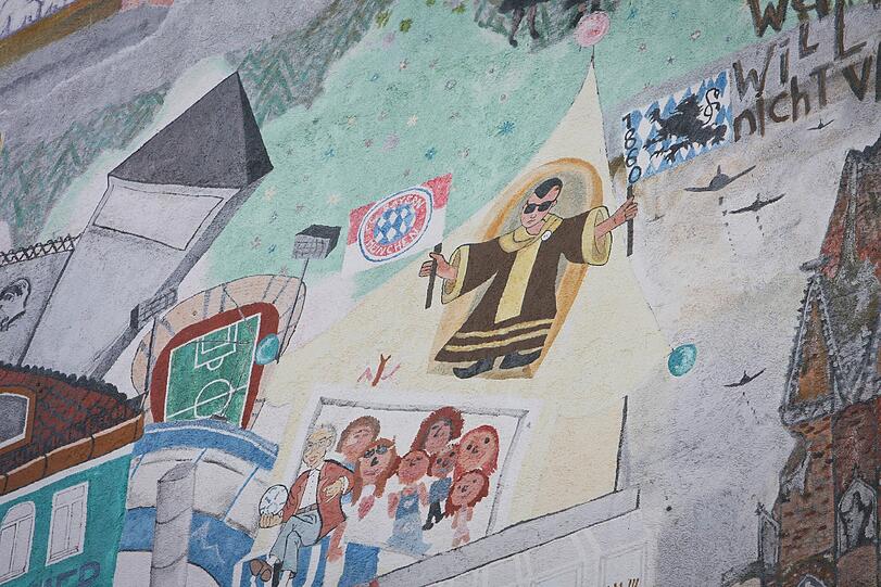 Nur hier herrscht Harmonie. Auf dem Graffiti an der Silberhornstraße hält das Münchner Kindl die Fahnen beider Vereine: TSV 1860 München und FC Bayern. Eine seltene Eintracht. Und das mitten in Giesing.