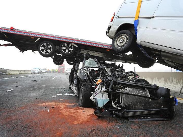Als Unfallursache wird Blitzeis und Nebel vermutet.