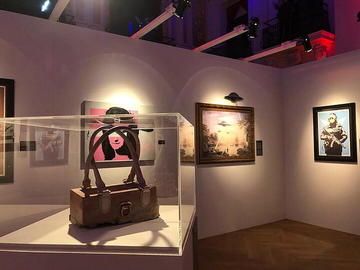 Bis heute weiß niemand, wer Banksy ist oder wie er wirklich heißt, aber jeder kennt seine Bilder, die überall über Nacht an den Wänden der Städte auftauchen und zum Teil provozierende Kommentare zum Weltgeschehen abgeben.