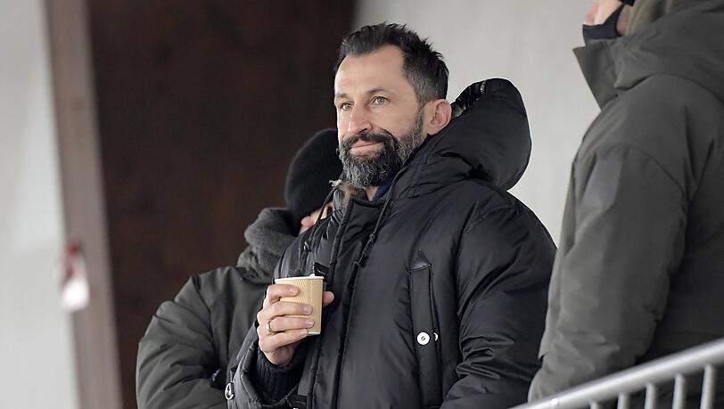 Zum Glück gab's Heißgetränke: Hasan Salihamidzic. Zum Glück gab's Heißgetränke: Hasan Salihamidzic.