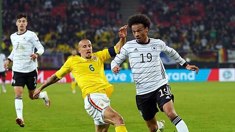 Deutschlands Leroy Sané (r) und Rumäniens Vlad Chiriches kämpfen um den Ball.