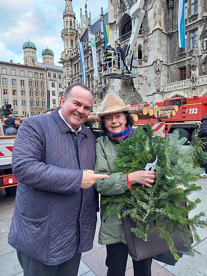 Begeistert vom Christbaum 2023: Wirtschaftsreferent Clemens Baumgärtner und die Münchnerin Christina Erlmeier, die sich ein paar Zweige mitgenommen hat – um sie zu binden und zu verschenken.